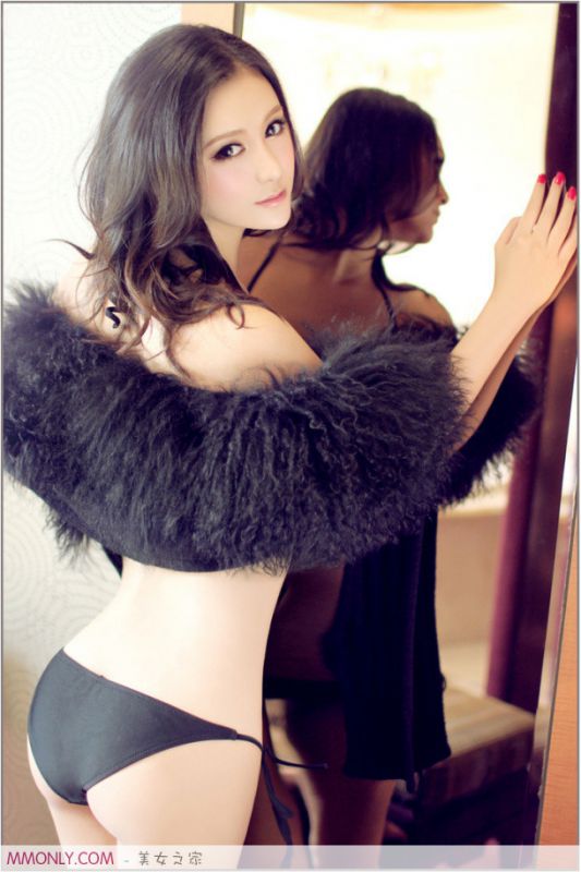 性感美胸美女诱人私房写真