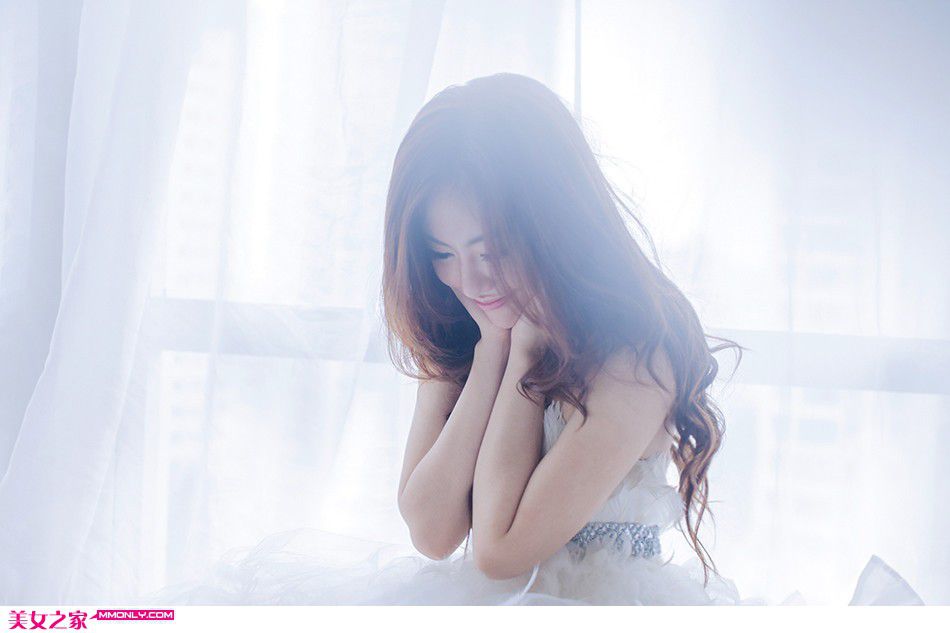 白色裹胸蓬蓬裙美女私房清纯写真