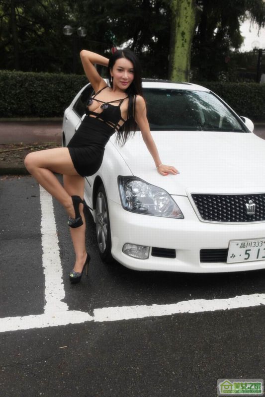 龚h菲变身性感车模秀美腿写真