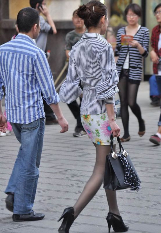 街拍短裙黑丝美女高清写真