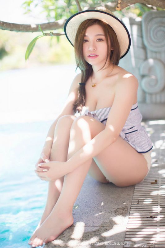 性感大胸美女泳池高清写真