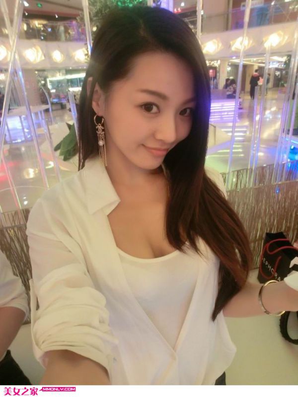 90后性感酥胸美女自拍照