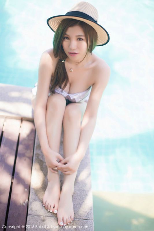 性感大胸美女泳池高清写真