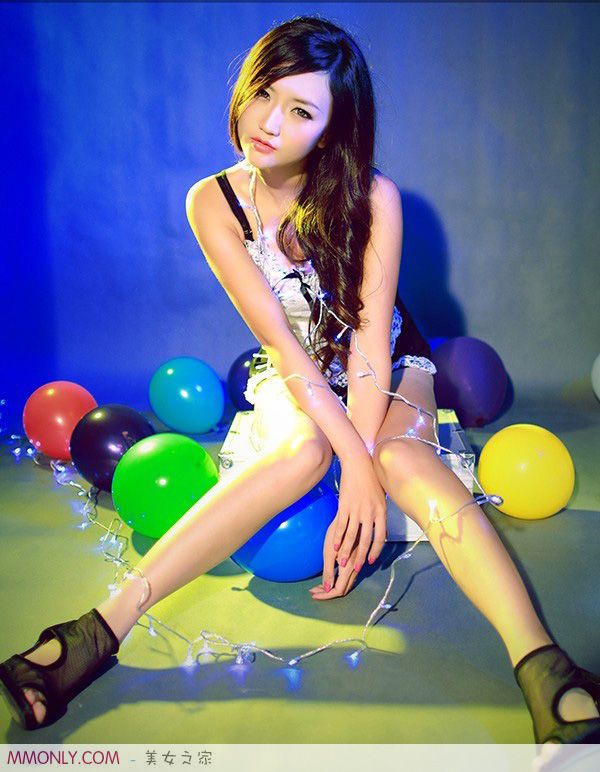 妩媚美胸吊带裙美女性感写真