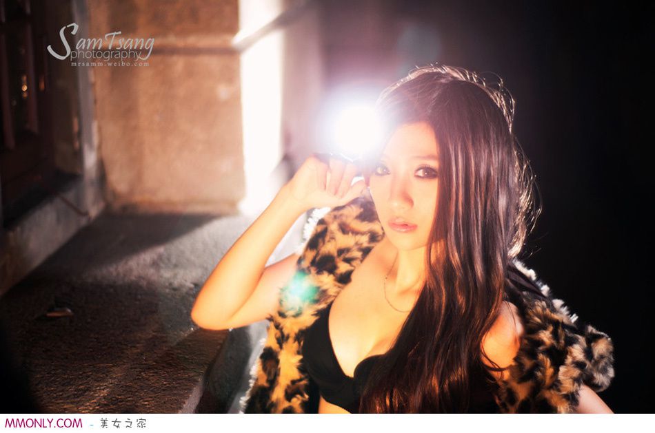 妖艳内衣美女夜幕性感写真