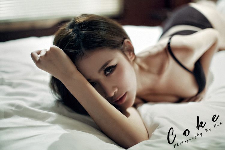 性感辣妹黑色内衣私房写真