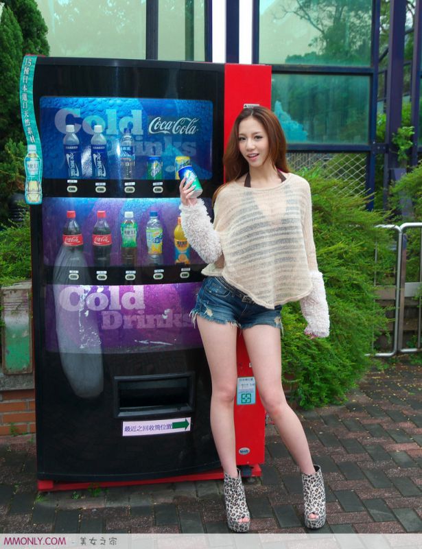 街拍清新短裤美女高清写真