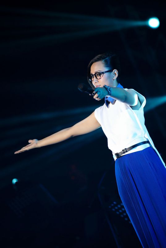 靓丽时尚女星周笔畅高清写真