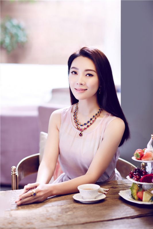 优雅短裙女星陈数唯美迷人写真