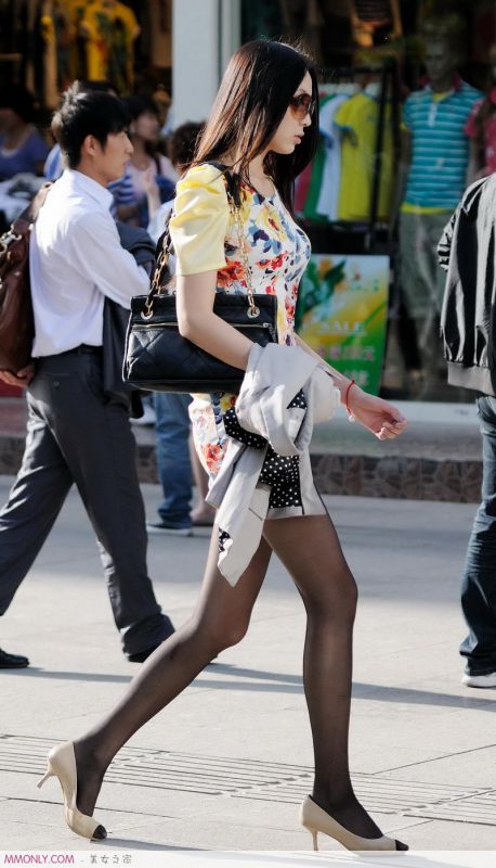 街拍时尚丝袜短裙美女高清写真
