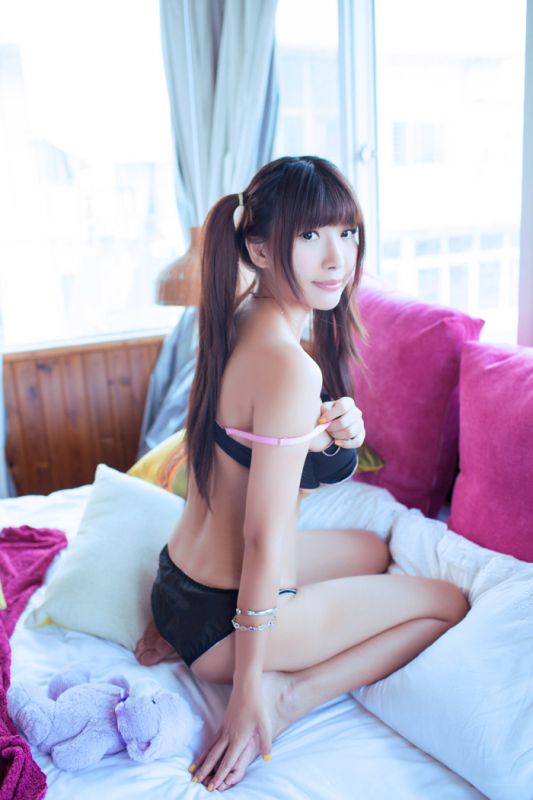 可爱爆乳美女莫晓茜性感诱人写真