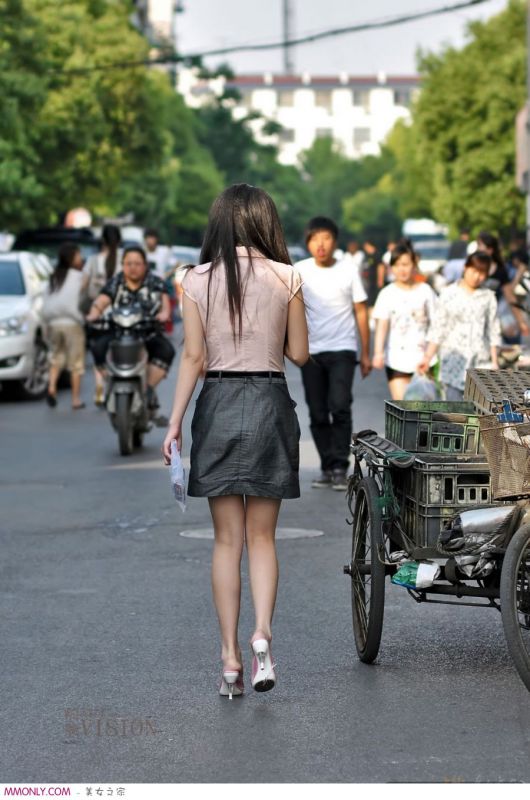 美腿短裙美女街头迷人写真