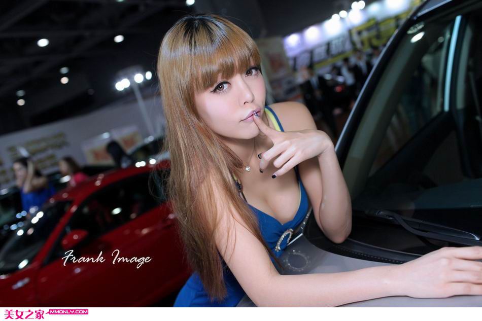 性感模特车展酥胸诱人写真