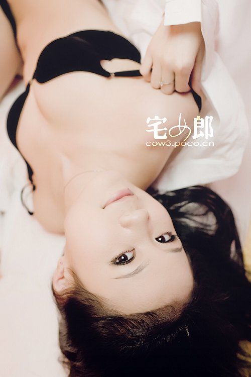 性感黑色内衣美女床上诱人写真