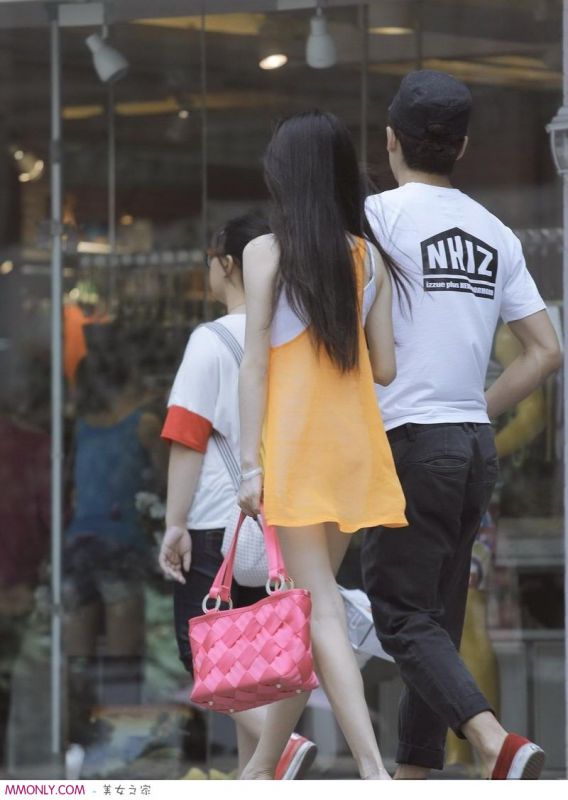 街拍白皙美腿美女高清写真