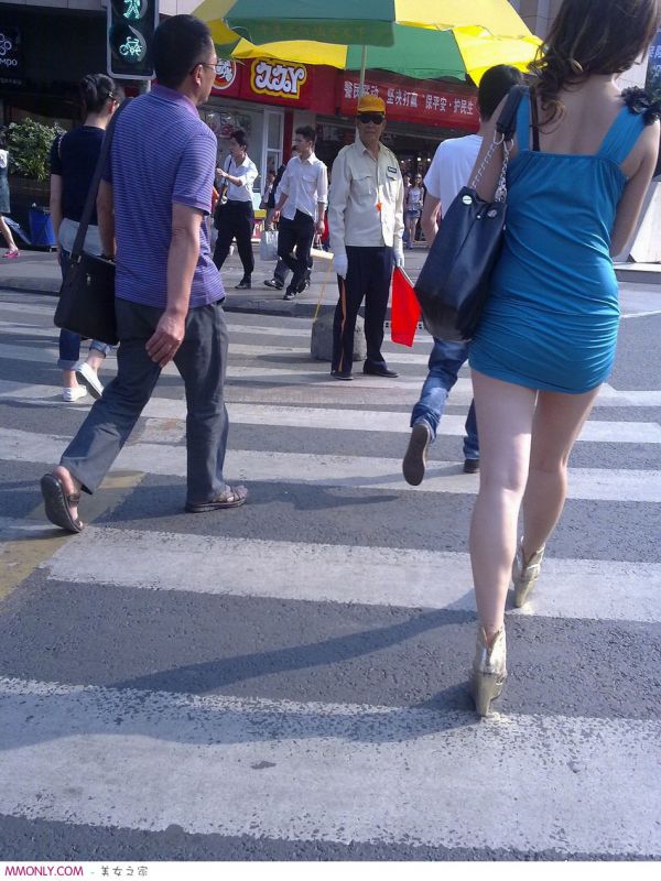 性感短裙高跟美女街头写真