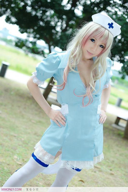 妩媚护士制服美女户外秀美胸诱人写真