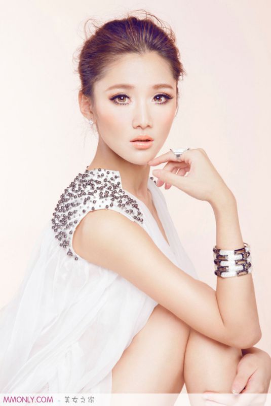 唯美白纱裙美女王熙然私房迷人写真