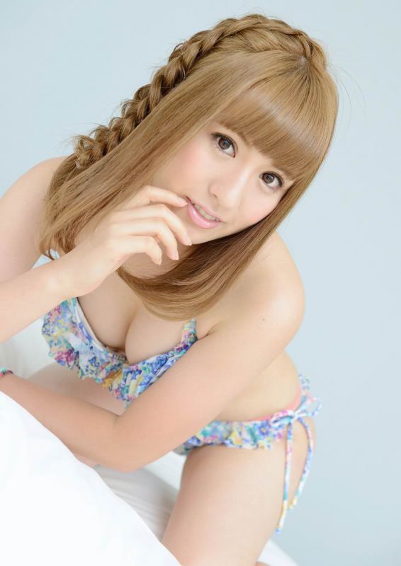 日本丰满内衣美女私房美胸诱人写真