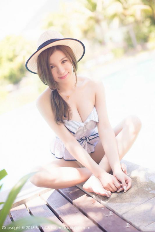 性感大胸美女泳池高清写真