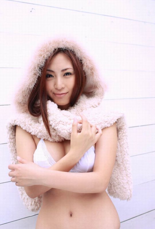 日本妩媚美胸美女室内撩人写真