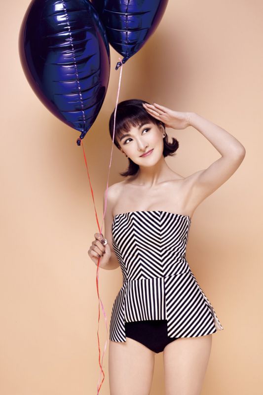 可爱美女郑亦桐性感香肩迷人写照