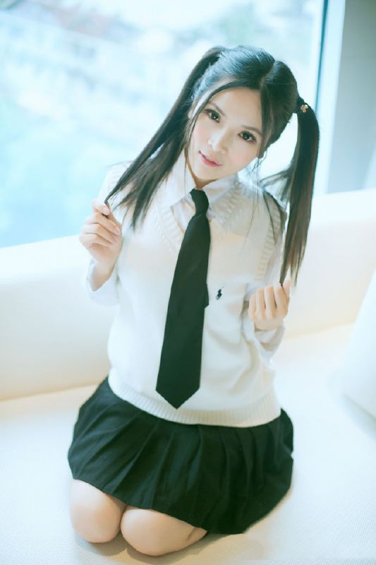 甜美学生制服美女私房迷人写真