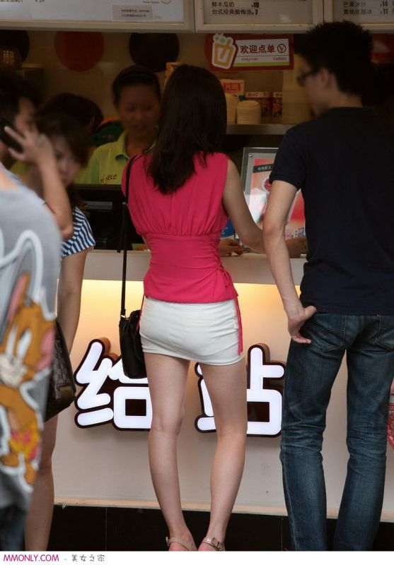 短裙美腿美女街头写真