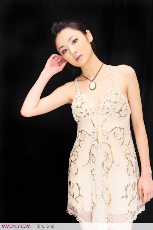 日本纯白可爱美女林丹丹私房写真