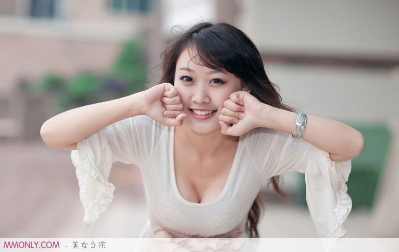 性感短裙美女街头卖萌高清写真