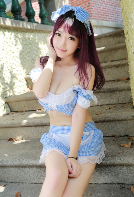 性感翘臀女仆制服刘飞儿室内撩人写真