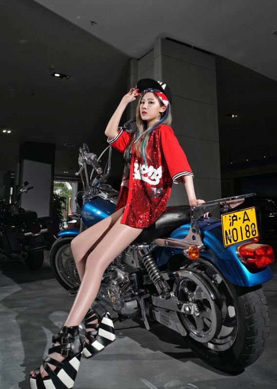 性感黑丝车模室内撩人写真