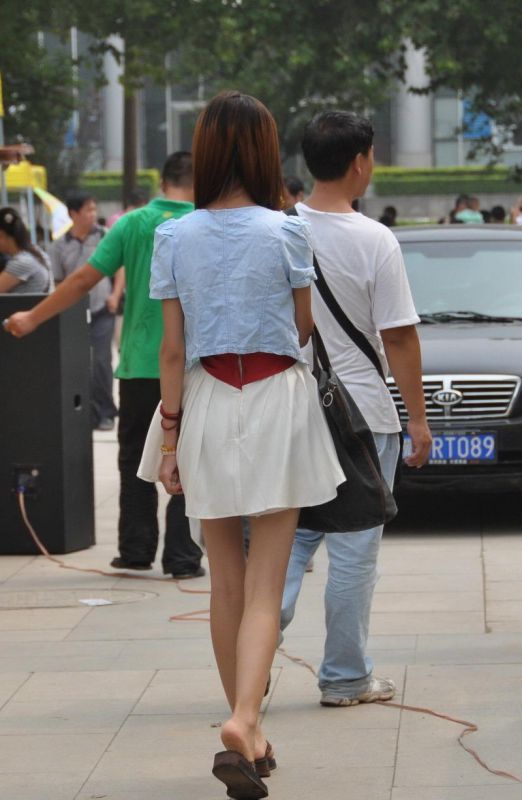 街拍纤瘦可爱美眉高清写真