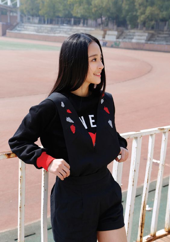 李莎F子操场唯美写真拍摄