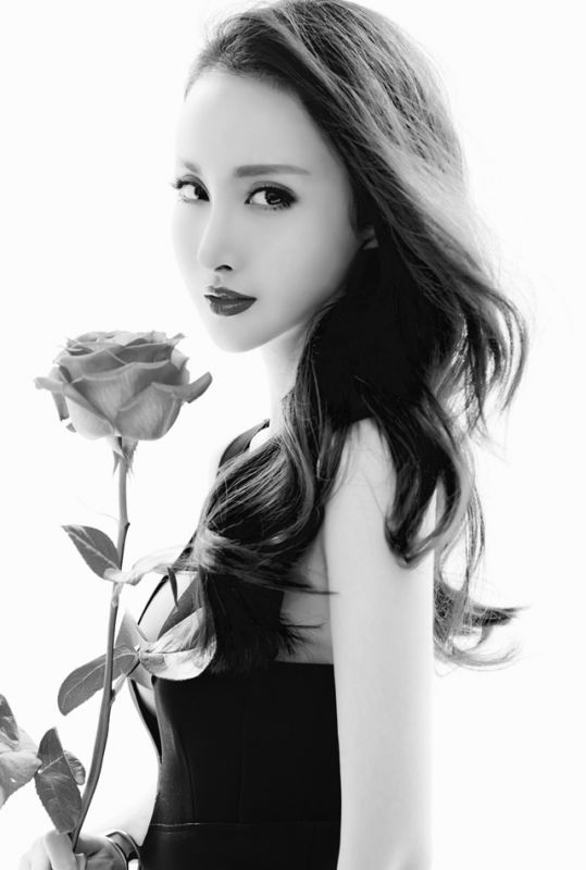 王若心性感酥胸女王范黑白写真