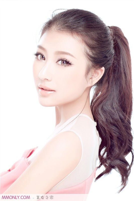 气质美女室内迷人写真