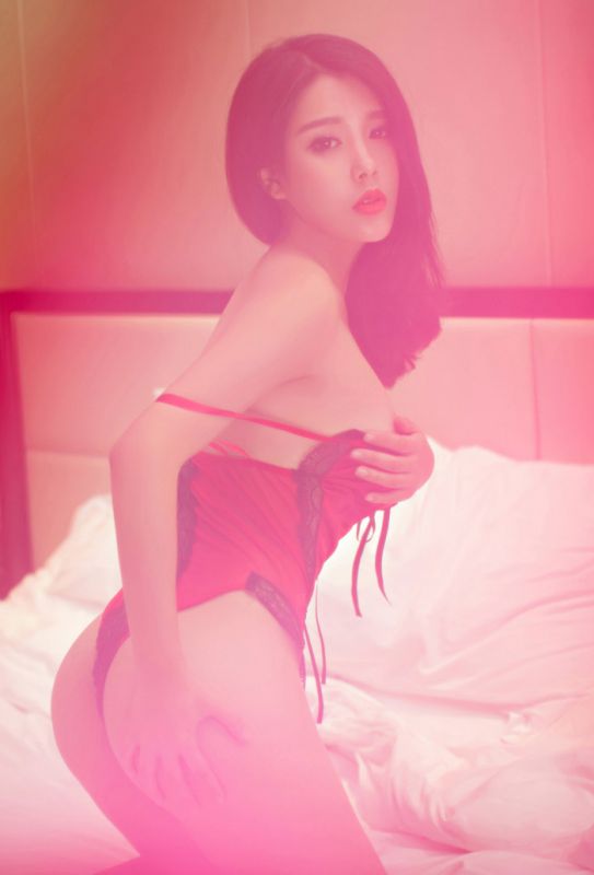 性感黑色纱裙翘臀美女私房美胸诱人写真