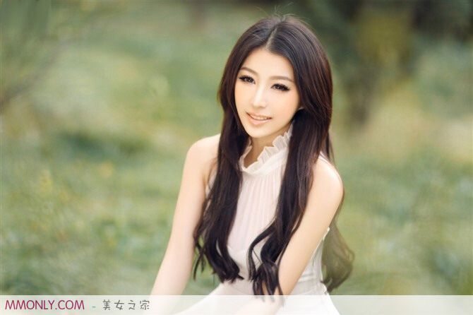 气质美女室内迷人写真