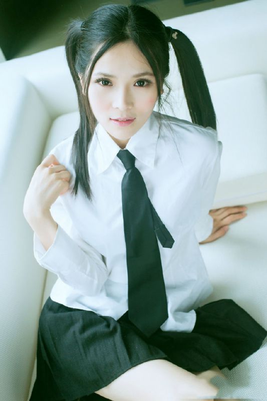 甜美学生制服美女私房迷人写真