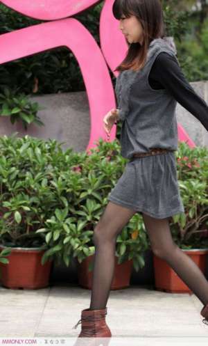 街拍短裙黑丝美腿美女高清写真