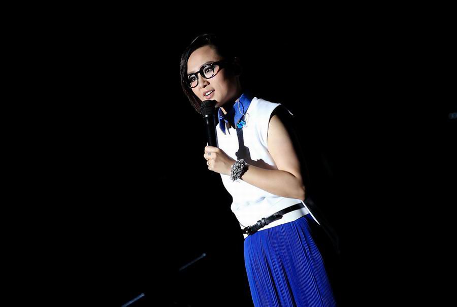 靓丽时尚女星周笔畅高清写真