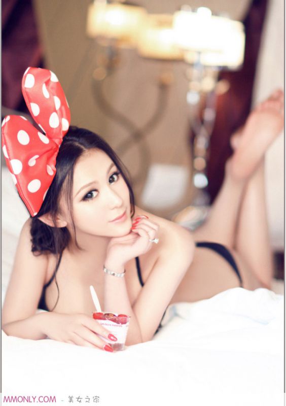 性感美胸美女诱人私房写真