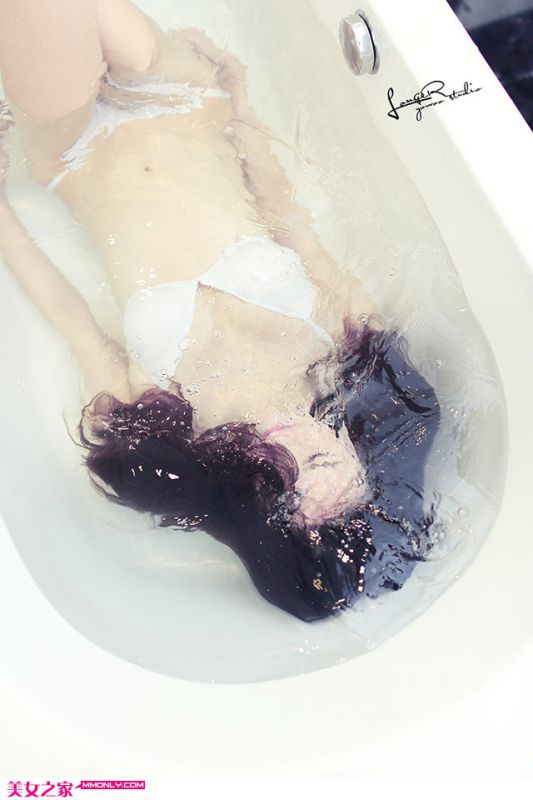 白色内衣美女浴室浴缸湿身写真