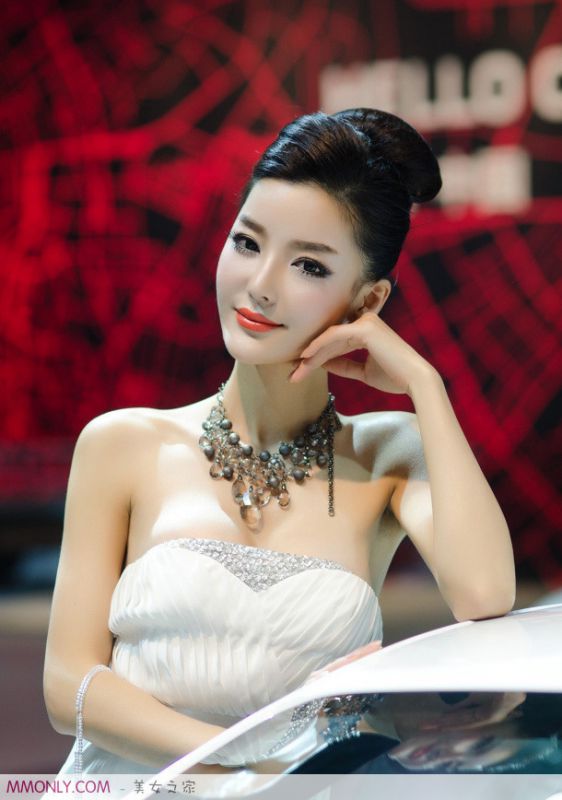 妩媚长裙车模李颖芝车展迷人写真