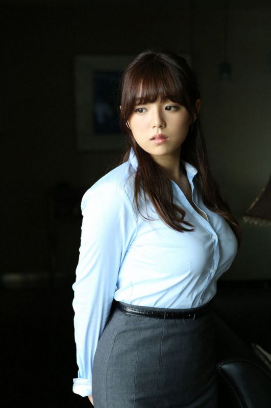 大胸女优筱崎爱性感制服写真