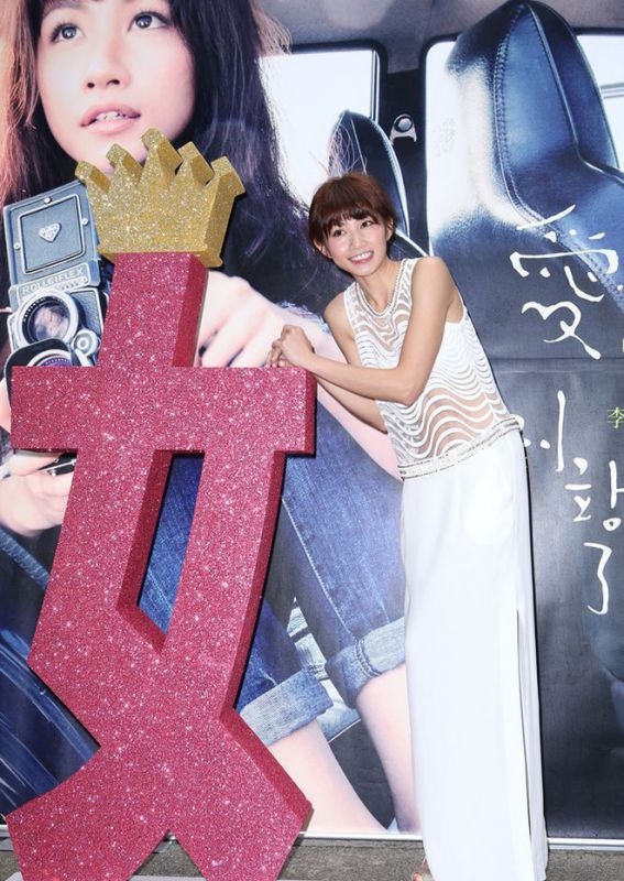 李千娜白色长裙高清写真