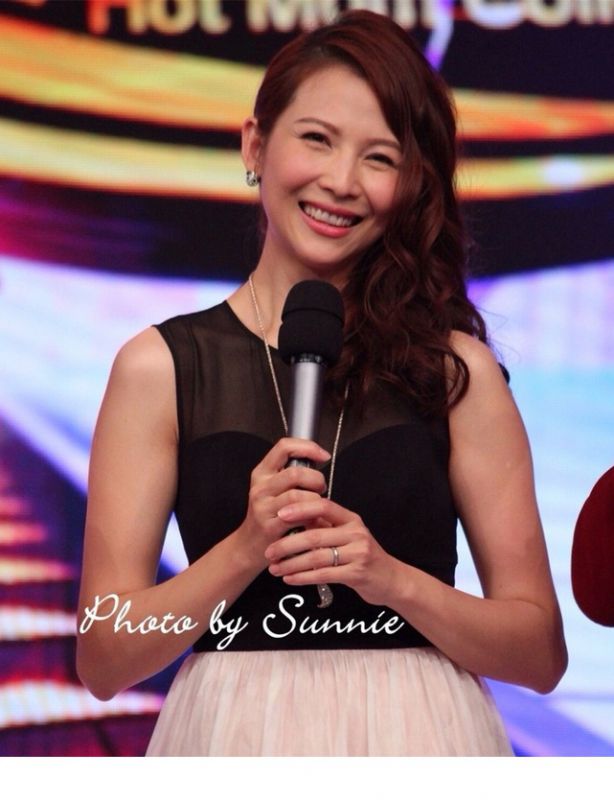 香港美女蔡少芬携女儿拍摄活动照