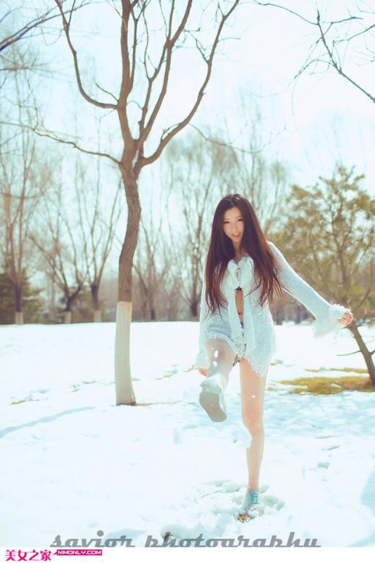 冬日清纯美眉雪地迷人写真
