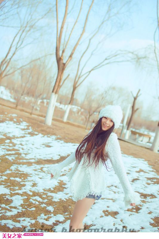 冬日清纯美眉雪地迷人写真