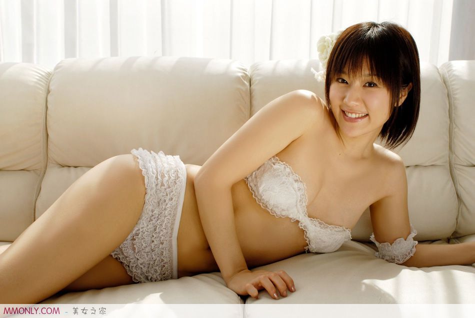 可爱美眉性感白纱诱人写真